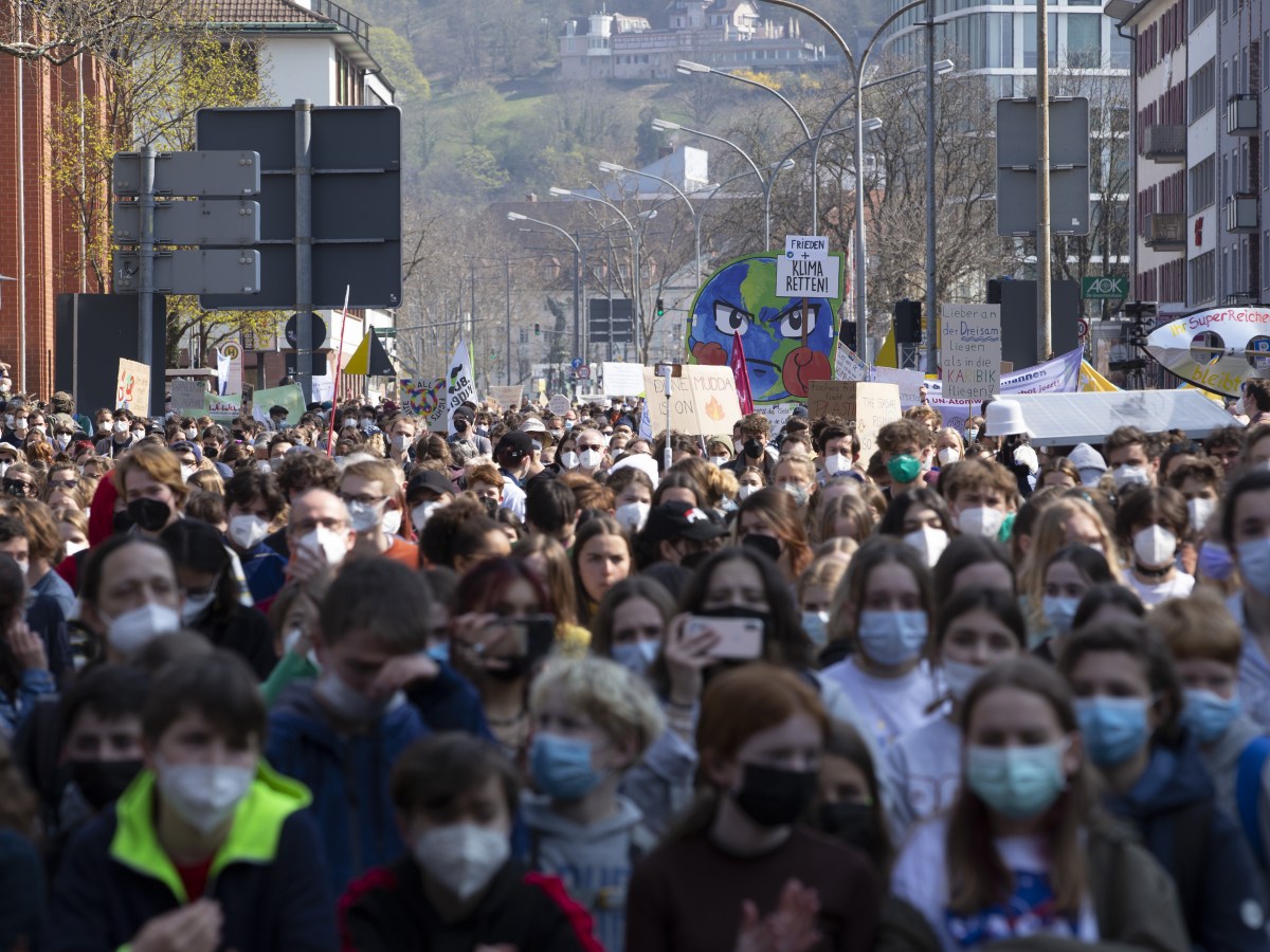 Einige Tausend Menschen beim Globalen Klimastreik „People Not Profit“ in&nbsp;Freiburg